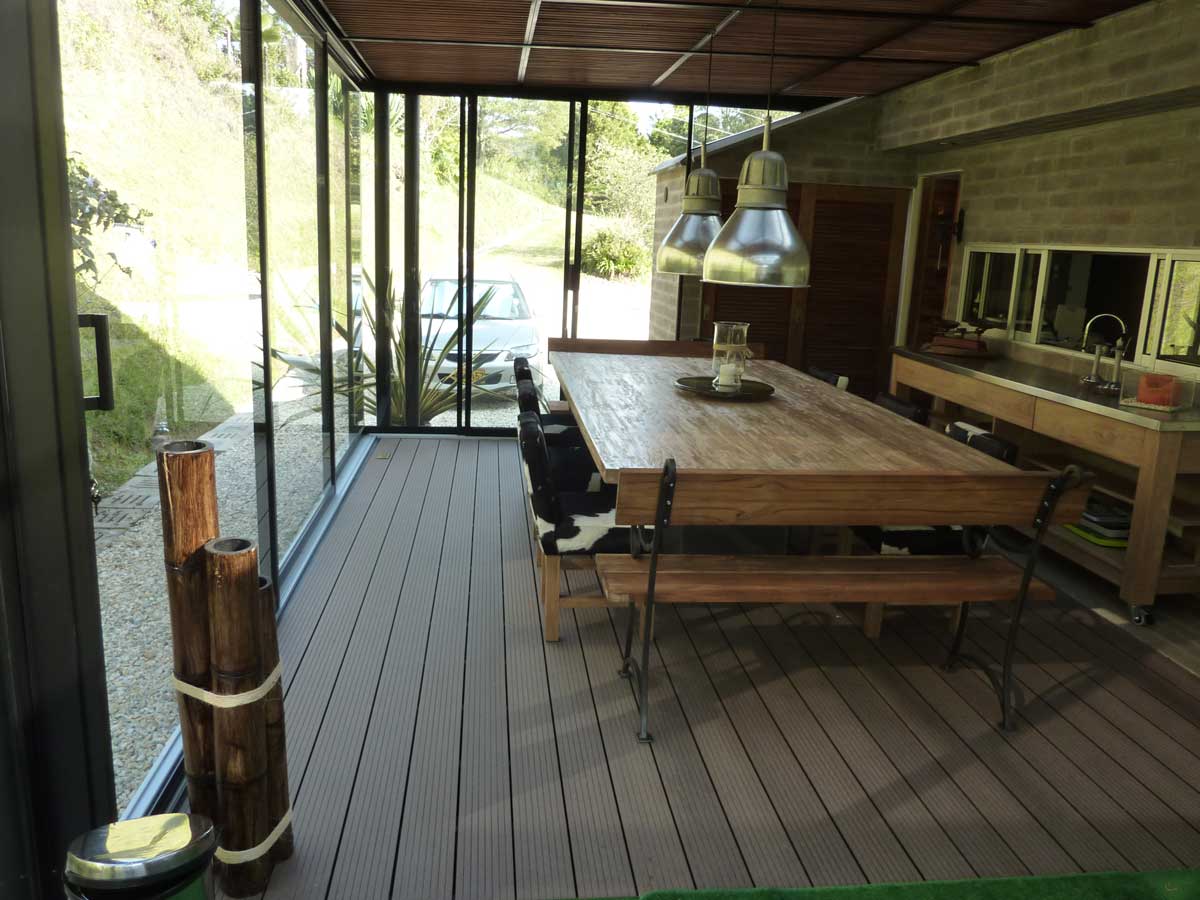 Cubierta interior con difusores en madera inmunizada y deck en madera plástica para casa campestre