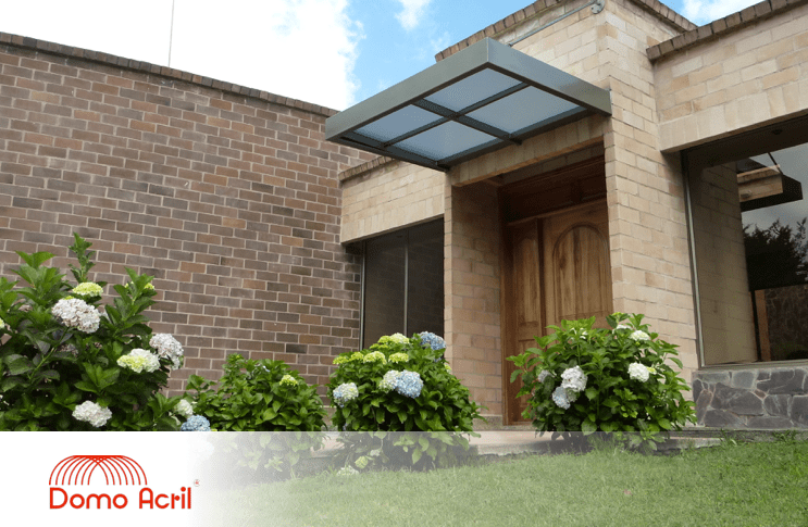 Pérgola en vidrio templado acceso a casa