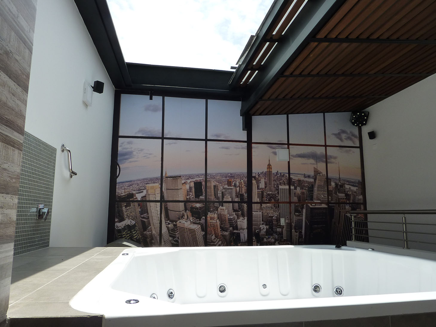 Cubierta corrediza con difusores de luz en madera