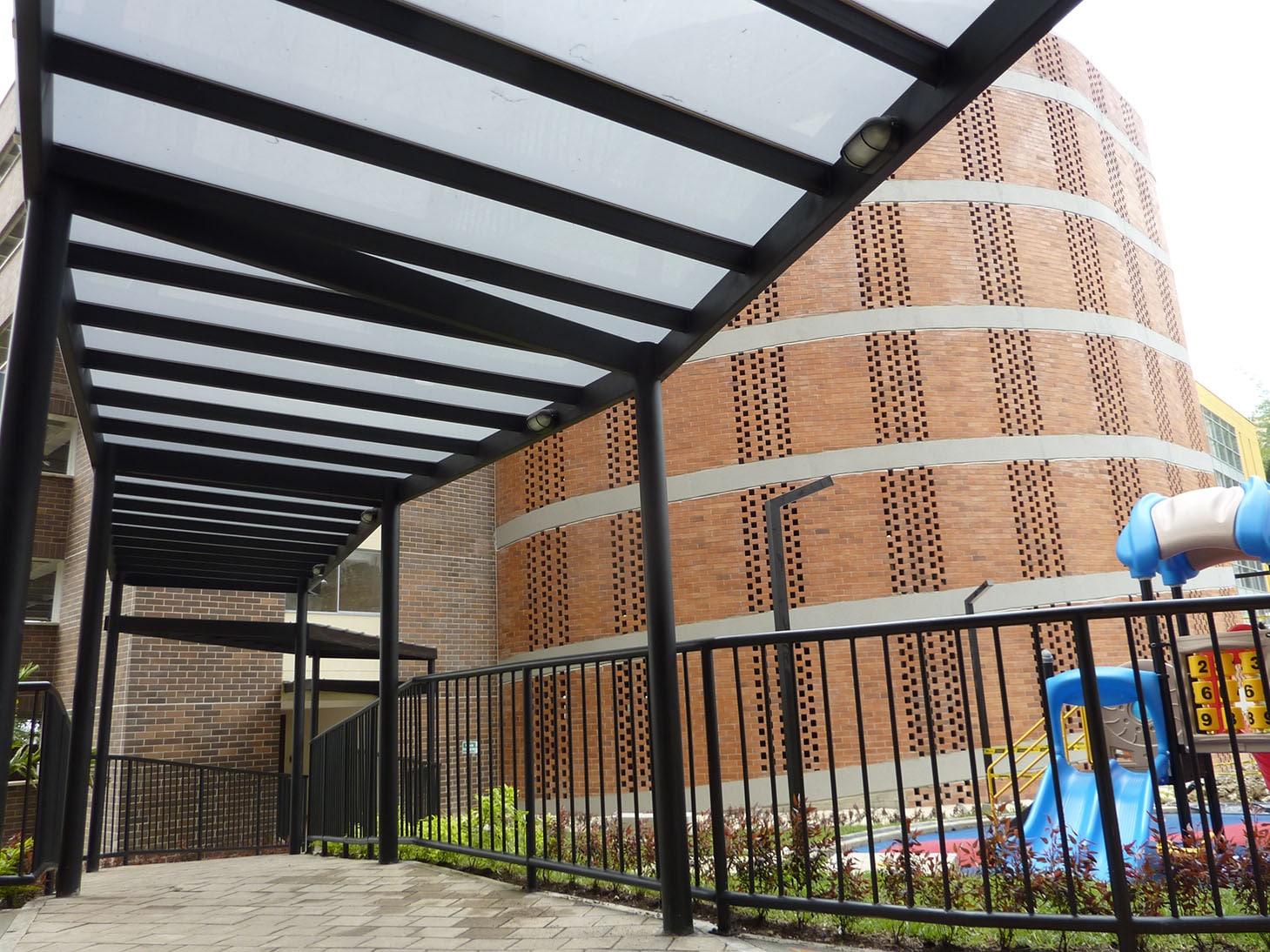 Cubierta exterior en policarbonato macizo acceso peatonal