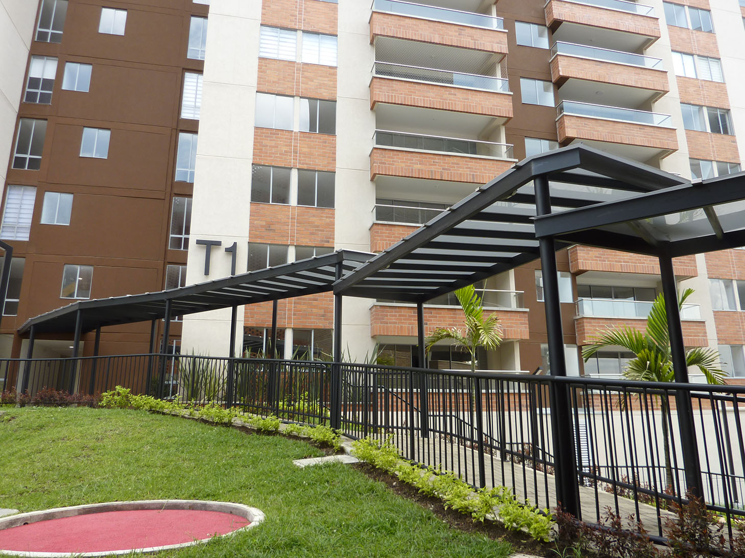 Cubierta exterior en policarbonato macizo con pasamanos