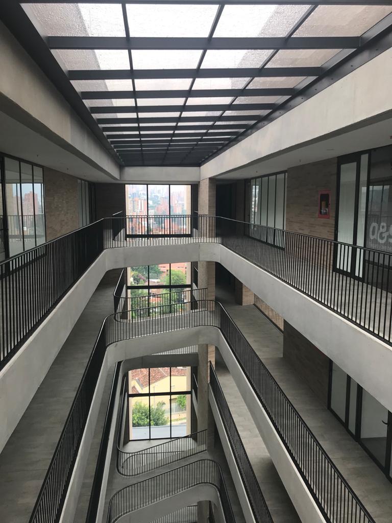 Cubierta traslúcida en vidrio templado en edificio